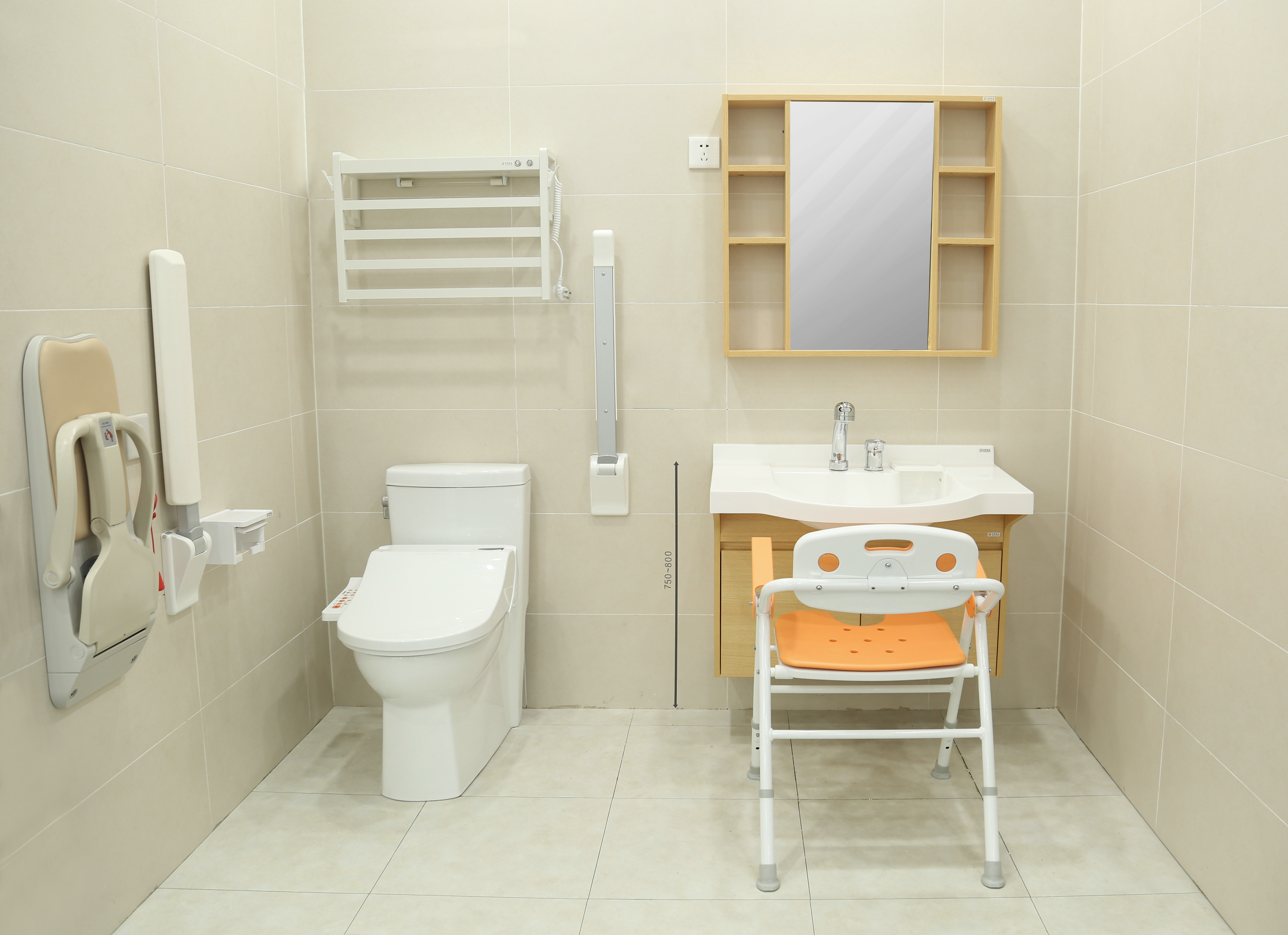 保利和品适老化卫浴展示区的自理老人卫生间配置