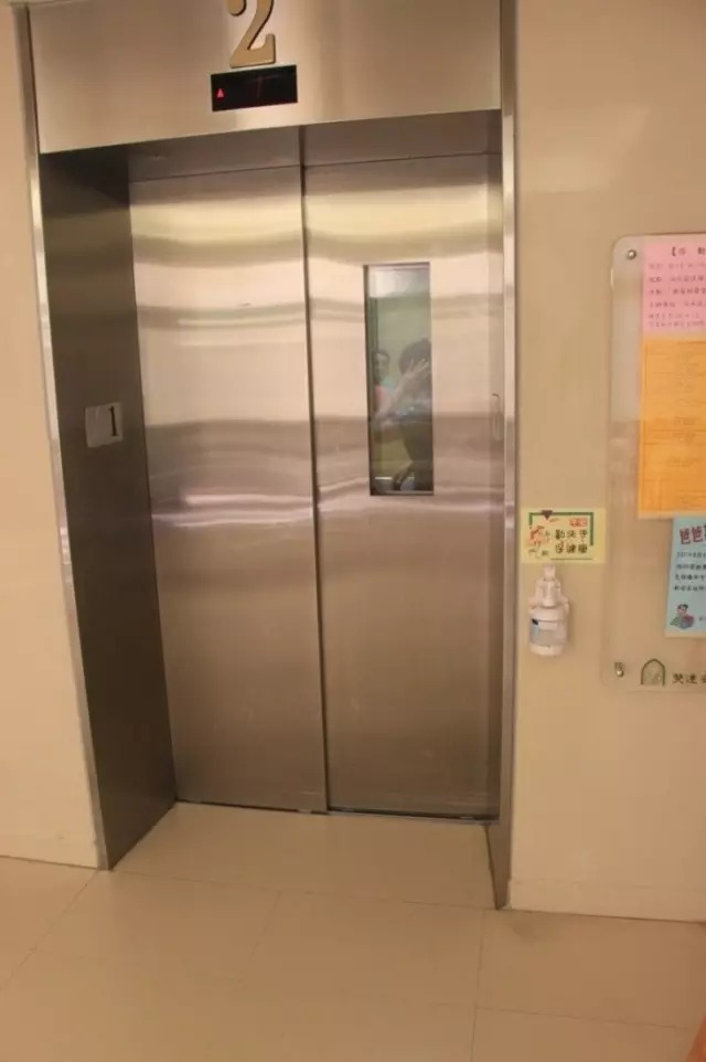 电梯安装有扶手