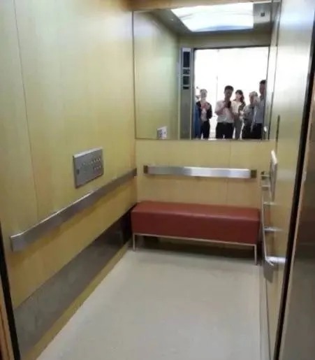 养老院电梯安装扶手