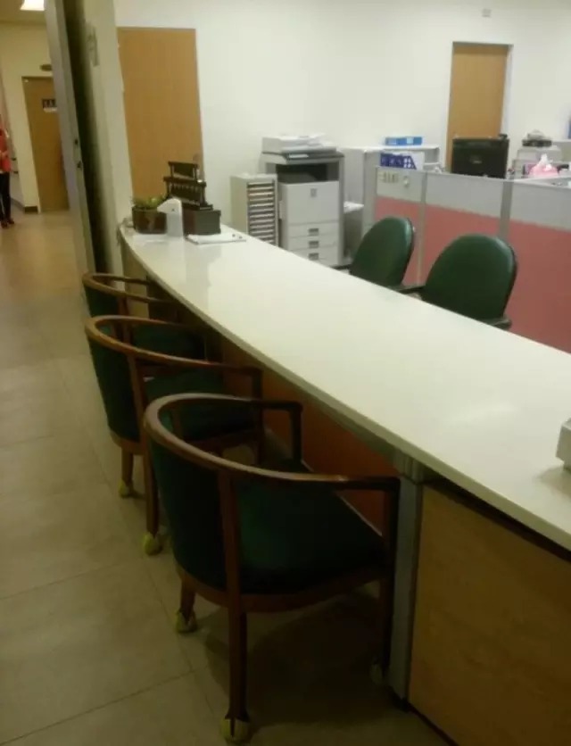 办公室下方留空方便坐轮椅的老人进出