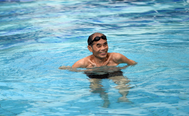 一位来自四川的老人在海口山海疗养院游泳