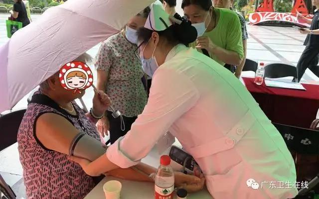 广东省敬老月活动为市民提供免费测血糖、健康咨询